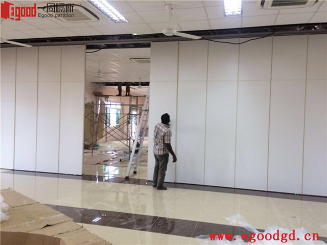 帶你走進馬爾代夫男性學校活動隔斷安裝工程，看看外國師傅手藝咋樣